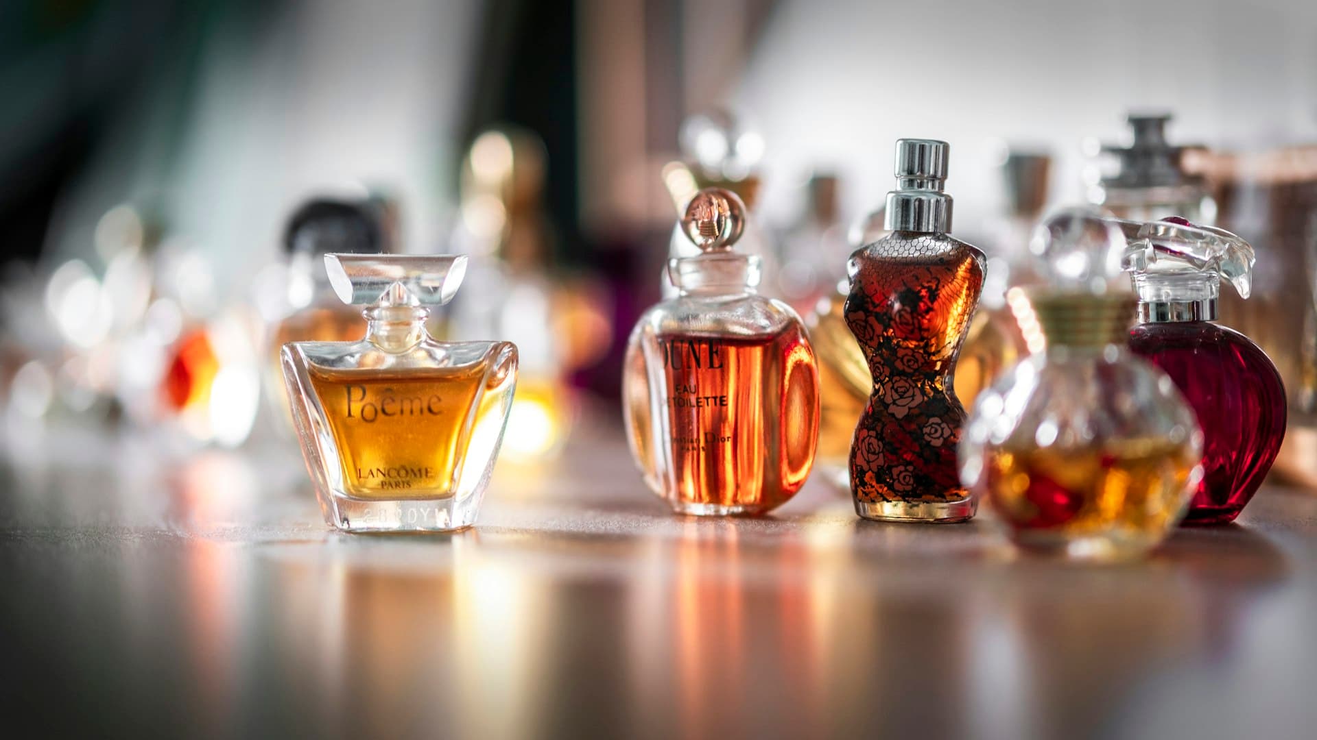 Coleção de frascos de perfumes elegantes em fundo sofisticado